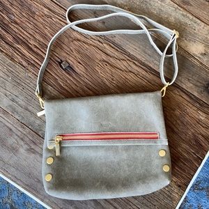 Hammitt VIP MED. Pew/Brushed Gold Red Zip.